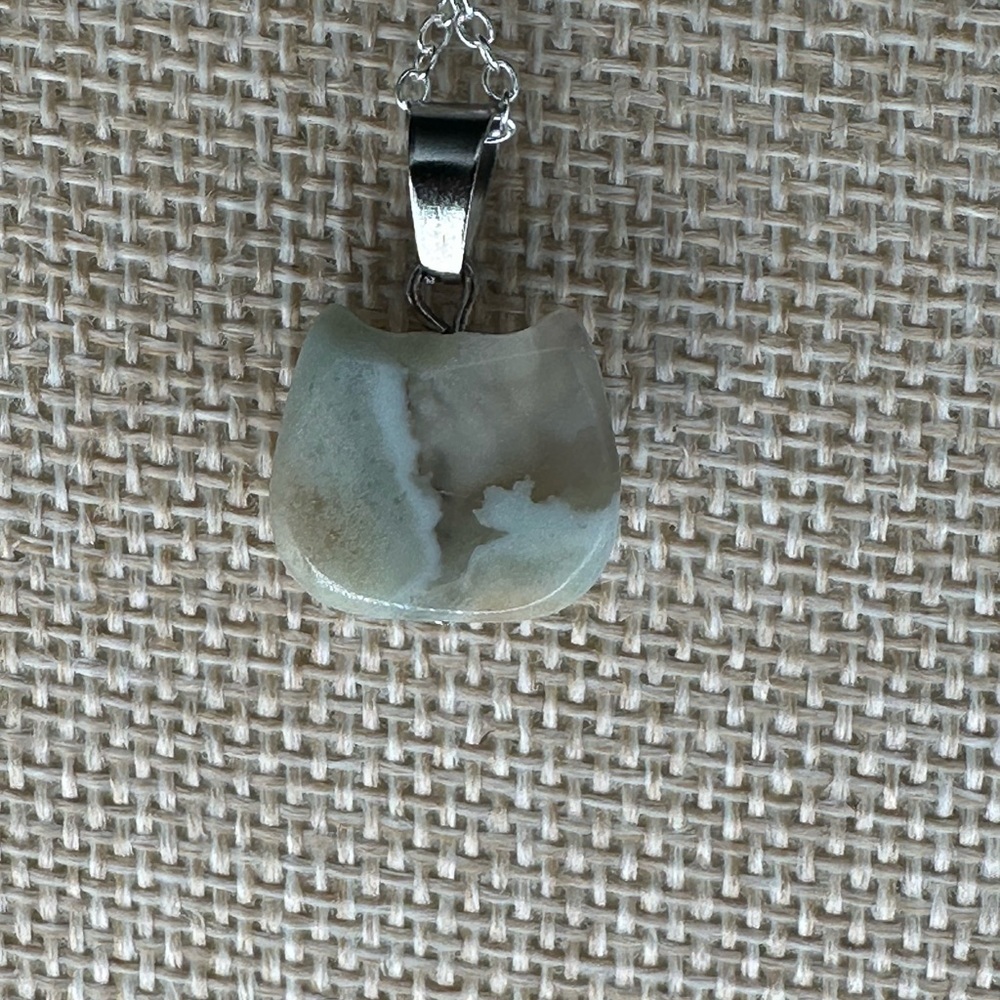 Green Flower Agate Cat Head Bead Pendant on Silver Box Chain - Picture 10 of 12